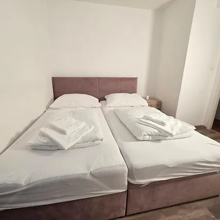 Old Town Hostel *